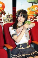 カメレオンを腕に乗せた松井玲奈。