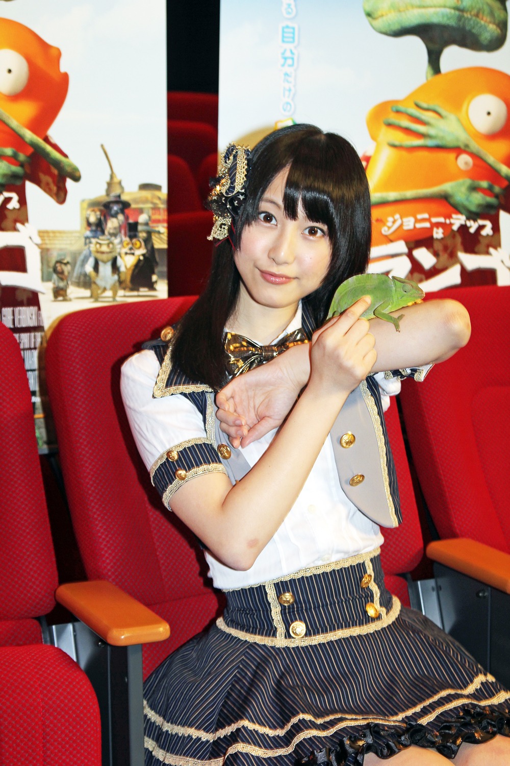 カメレオンを腕に乗せた松井玲奈。