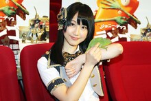 カメレオンを腕に乗せた松井玲奈。