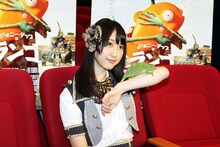 カメレオンを腕に乗せた松井玲奈。