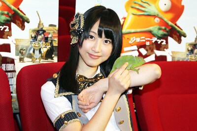 カメレオンを腕に乗せた松井玲奈。