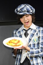 「前田敦子のふわとろのカレーオムライス」を手にした宮澤佐江。