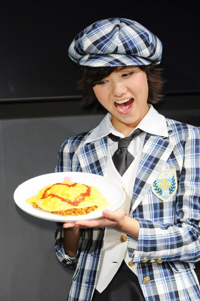 「前田敦子のふわとろのカレーオムライス」を手にした宮澤佐江。