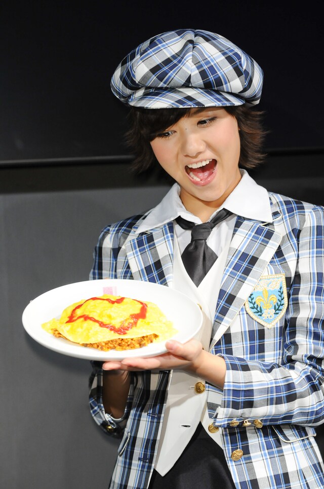 「前田敦子のふわとろのカレーオムライス」を手にした宮澤佐江。