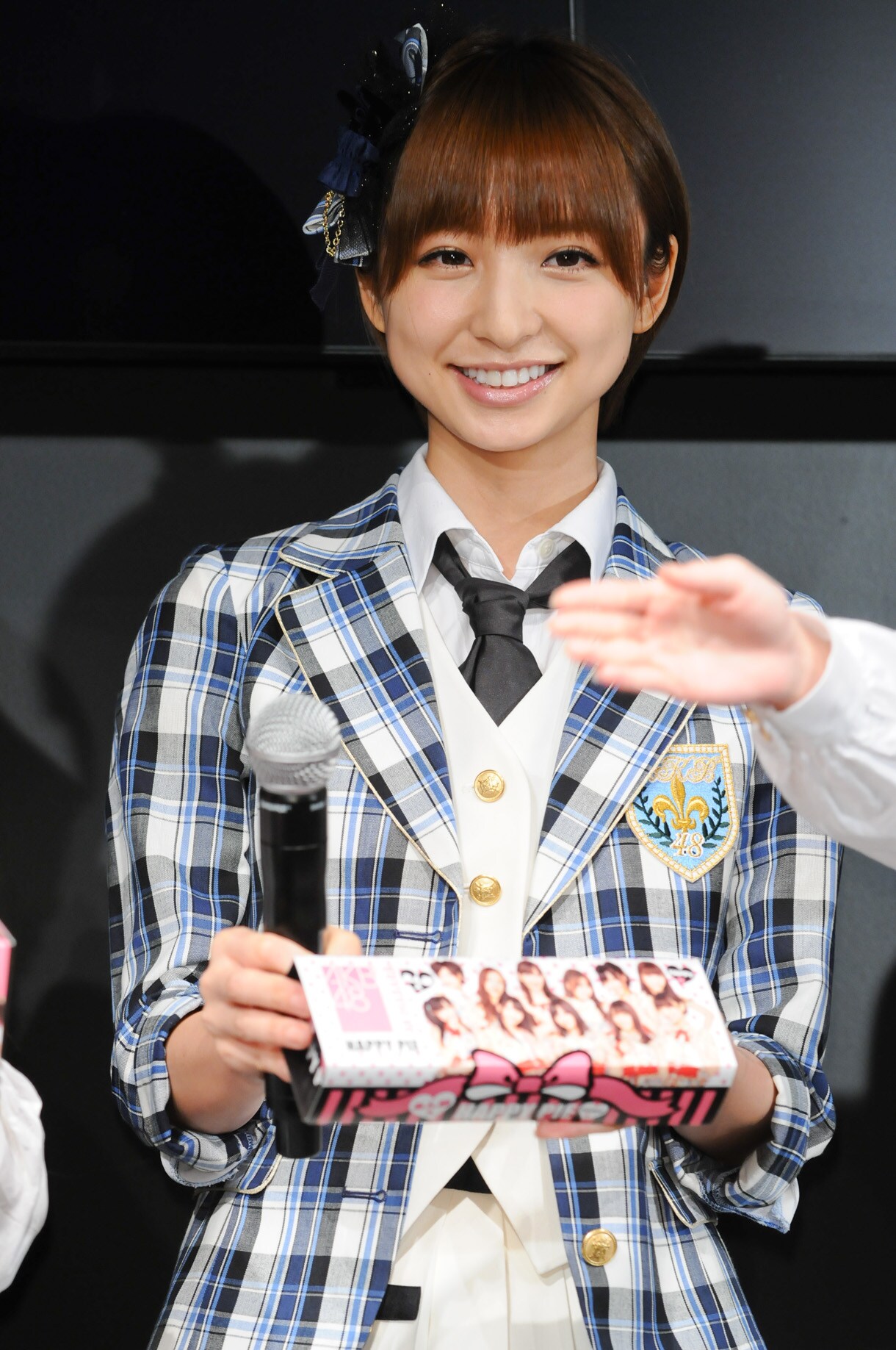 AKB48パイ大福を手にした篠田麻里子。 - AKB48本拠地・秋葉原に新