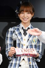 AKB48パイ大福を手にした篠田麻里子。