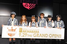 写真左から宮澤佐江、板野友美、高橋みなみ、篠田麻里子、渡辺麻友、横山由依。