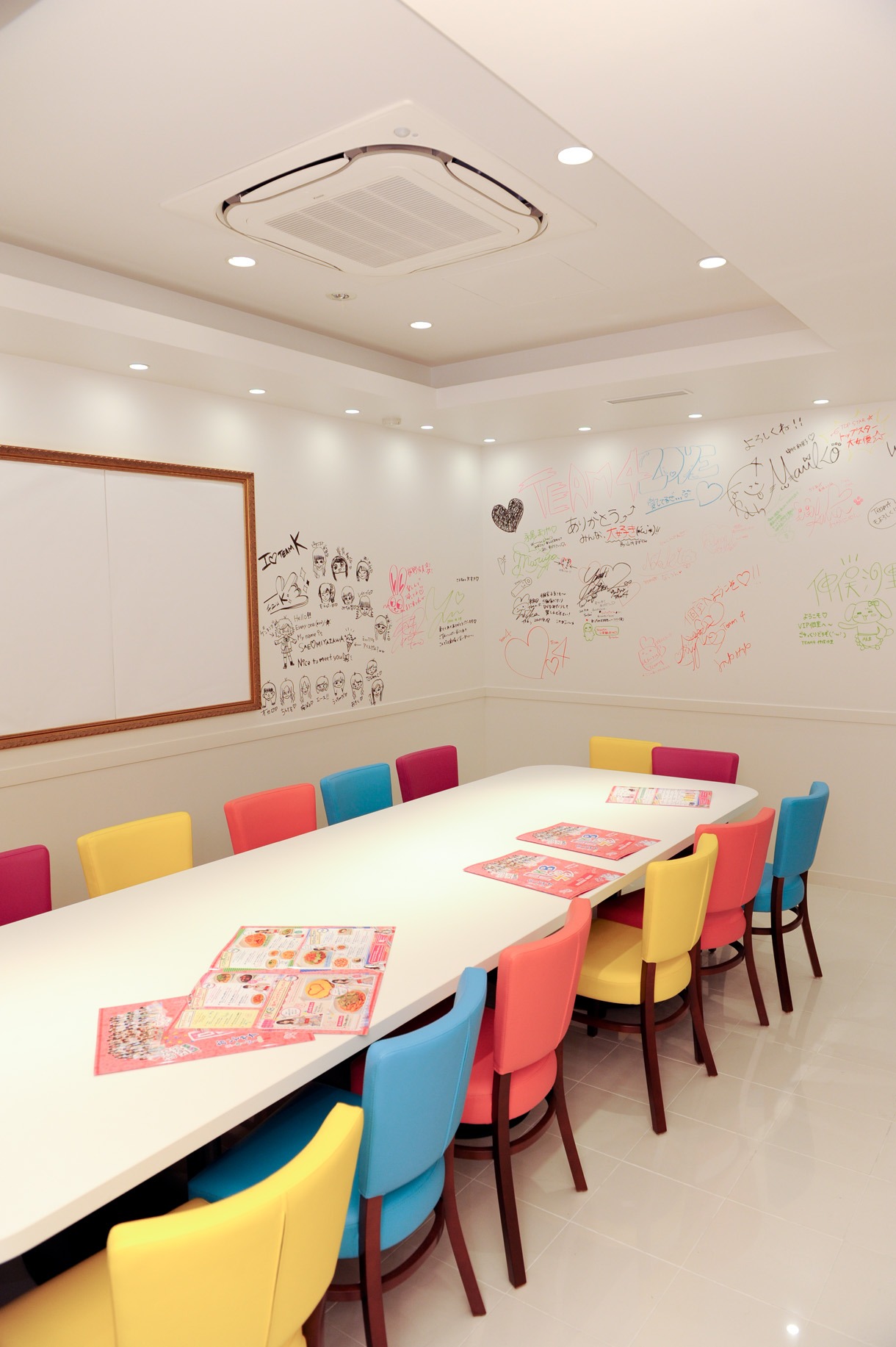 「AKB48 CAFE & SHOP AKIHABARA」個室の様子。完全予約制。