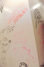 壁にはAKB48メンバーの直筆サインも。