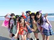 映画「NINIFUNI」より。ももクロの6人は、PVの撮影に現れたももクロ本人役として出演している。(c)ジャンゴフィルム、真利子哲也