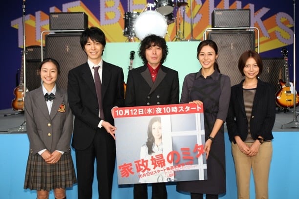 ビデオクリップ撮影現場でのヒトコマ。斉藤は松嶋演じる家政婦について「三田の性格はさておき、松嶋さんのような方が毎日家にいるとしたら……ドキドキしてしまいますね（笑）」と語った。