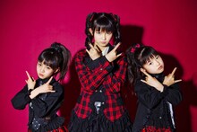 BABYMETALの3人が所属するさくら学院はキャンペーンポスター「NO MUSIC, NO IDOL?」のコラボ第1弾に登場した。
