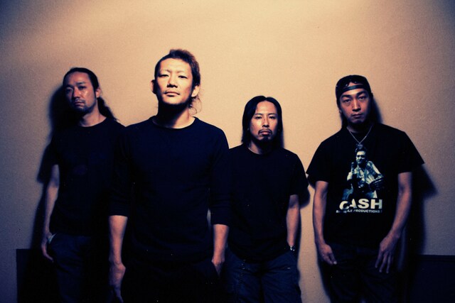 ナタリーPower Pushではシングル「霹靂」についてTOSHI-LOW（写真左から2人目）に訊いたインタビューを掲載中。