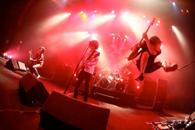 躍動的なパフォーマンスで会場を熱狂させた9mm Parabellum Bullet。