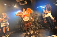 今週の人気の画像10位は「チャットモンチー高橋、地元徳島で笑顔の卒業ライブ」より、ライブ終了後、花束を受け取って笑顔で挨拶する高橋久美子（写真中央）。