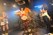 ライブ終了後、花束を受け取って笑顔で挨拶する高橋久美子(写真中央)。