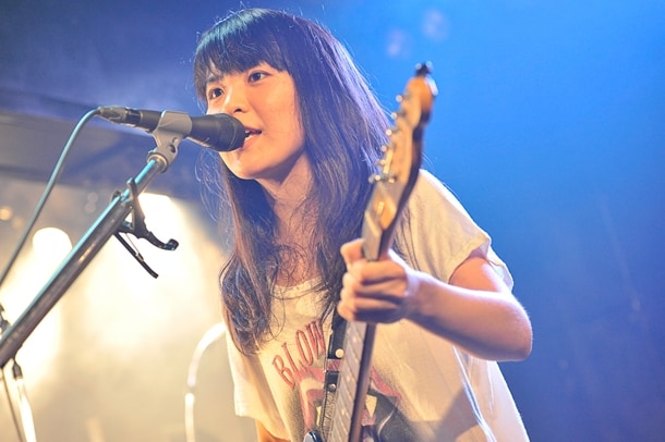 橋本絵莉子(G, Vo)