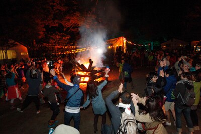 写真は昨年の「New Acoustic Camp」におけるキャンプファイヤーの様子。