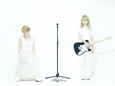 チャットモンチーの新たなアーティスト写真（写真右が橋本絵莉子、写真左が福岡晃子）。橋本は普段ライブで使っているFenderのテレキャスターではなく、シンラインを抱えている。