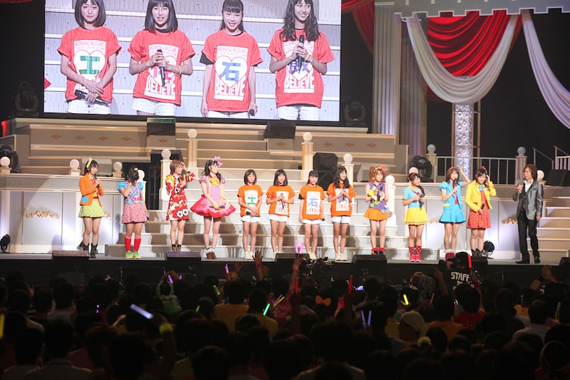 療養中の光井愛佳を除くモーニング娘。12人がずらり。