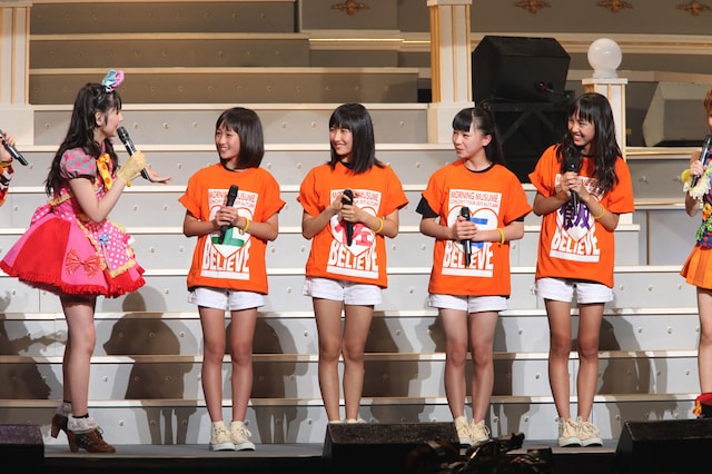 手書きの頭文字が入ったTシャツを着た10期メンバー工藤遥、佐藤優樹、石田亜佑美、飯窪春菜。先輩・道重さゆみ（写真左端）は合格した4人について「予想は全部ハズレ。お目当ての子は落ちちゃいました」と明かした。