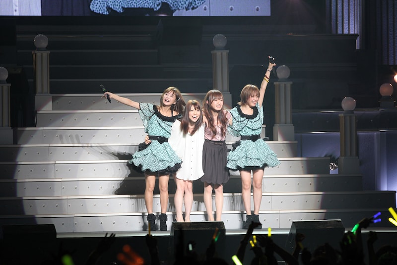新人時代の楽曲「好きな先輩」を歌いながら、思わず涙を浮かべてしまった5期メン新垣里沙、小川麻琴、紺野あさ美、高橋愛（写真左から）。