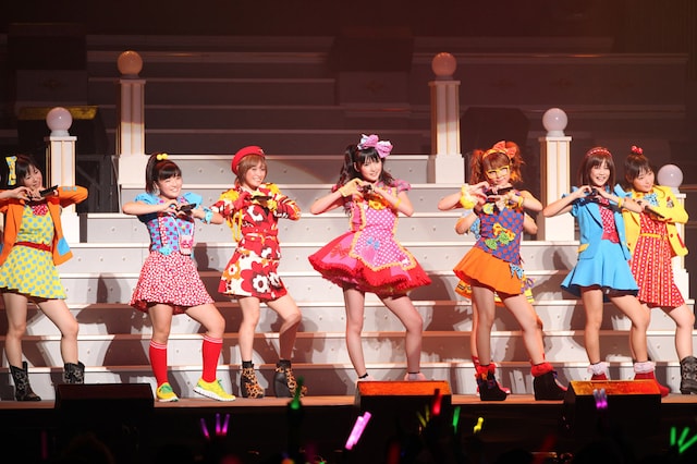 最新シングル曲「この地球の平和を本気で願ってるんだよ！ 」「彼と一緒にお店がしたい！」はカラフルな衣装で披露された。