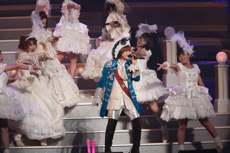 ライブのオープニングナンバーは「Mr. Moonlight～愛のビッグバンド～」。男装の高橋愛（写真中央）を7人のメンバーが囲んだ。