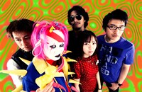 写真は猛毒。左からサンダー杉山（B）、バカ社長（Vo）、チャクラ（Dr）、亀（G / ぐしゃ人間）、FQTQ（Synthesizer）。