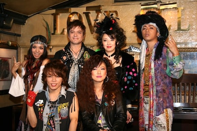 写真前列左から西川貴教、島谷ひとみ。後列左からmisono、川平慈英、高橋由美子、山崎裕太。