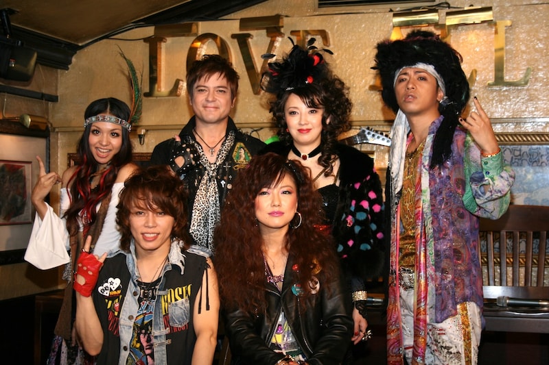 写真前列左から西川貴教、島谷ひとみ。後列左からmisono、川平慈英、高橋由美子、山崎裕太。