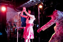 新宿LOFTで開催された戸川純とのツーマンライブでのアーバンギャルド。（PHOTO by 名鹿祥史）