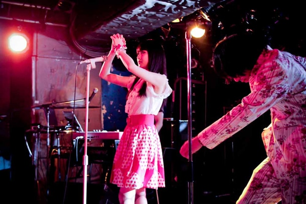 新宿LOFTで開催された戸川純とのツーマンライブでのアーバンギャルド。(PHOTO by 名鹿祥史)