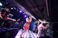 新宿LOFTで開催された戸川純とのツーマンライブでのアーバンギャルド。（PHOTO by 名鹿祥史）