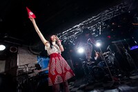 新宿LOFTで開催された戸川純とのツーマンライブでのアーバンギャルド。（PHOTO by 名鹿祥史）