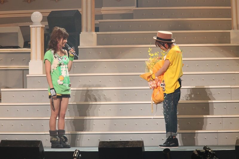 同期の強い絆で結ばれた高橋愛（写真右）と新垣里沙（左）。新垣は「愛ちゃん、10年間お疲れさま！」と笑顔で高橋を送り出した。