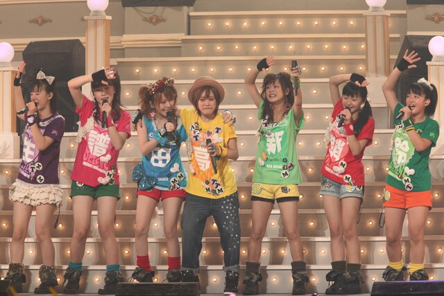 涙をこらえながら「友（とも）」を熱唱するモーニング娘。のメンバー。