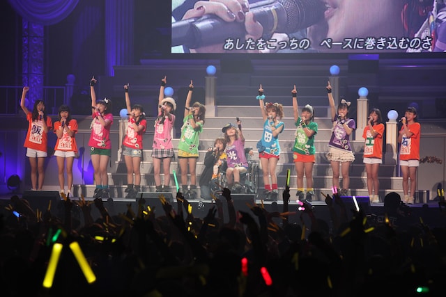 写真は9月30日に行われた「モーニング娘。コンサートツアー2011秋 愛 BELIEVE ～高橋愛 卒業記念スペシャル～」の模様。10期メンバーを含む12人と、この日卒業した高橋愛。