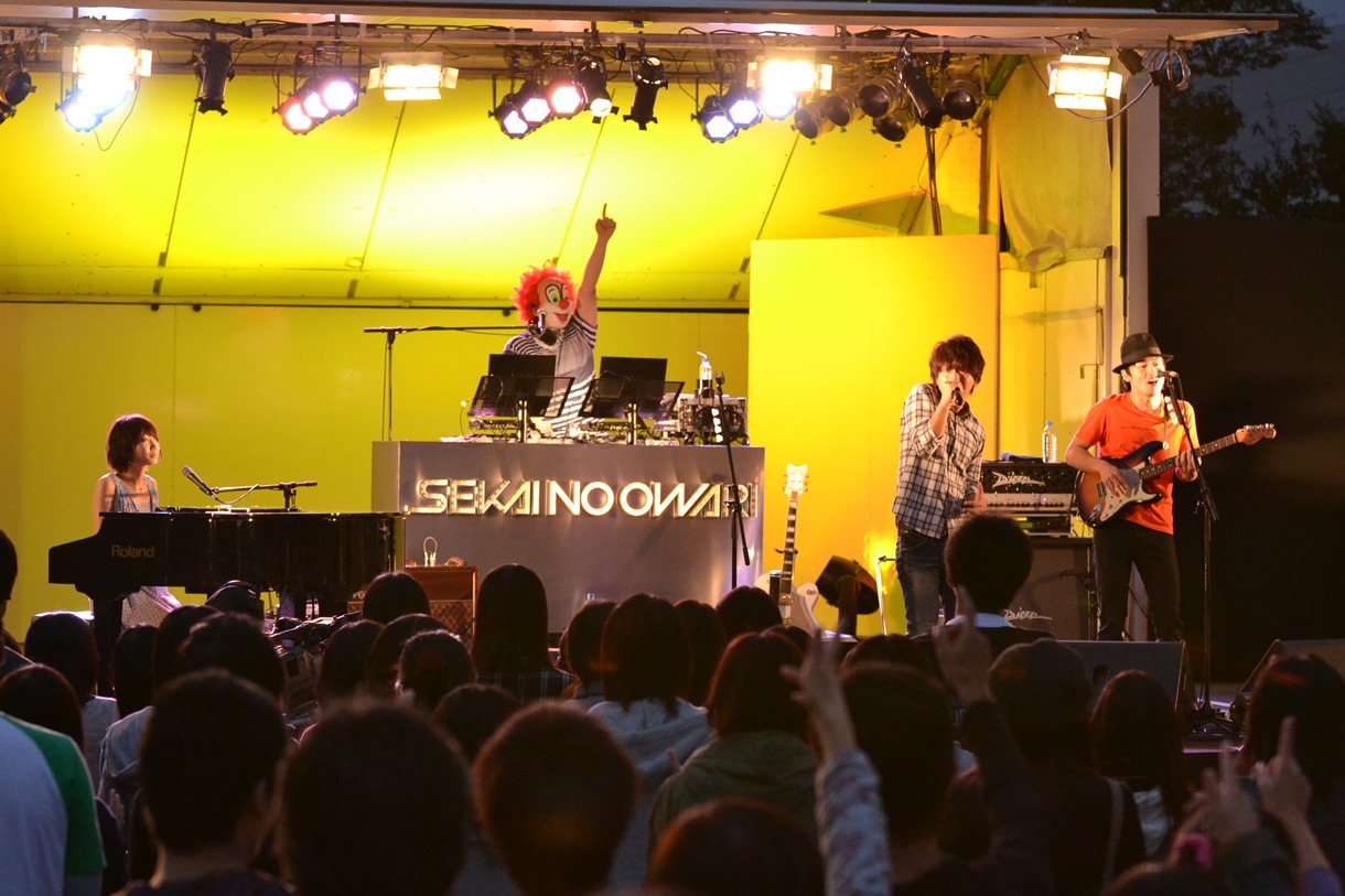写真は昨日10月2日に行われたSEKAI NO OWARIのライブの様子。