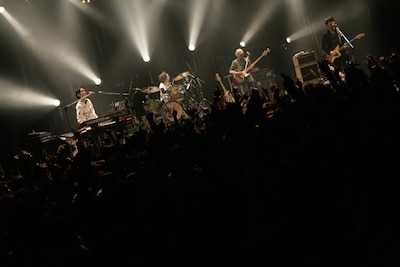 フジファブリックの金澤ダイスケ（写真左）は「『モテキ』にちなんで今日はハート柄のシャツにしました（笑）」と語った。（撮影：埼玉泰史）