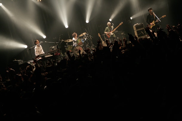 フジファブリックの金澤ダイスケ（写真左）は「『モテキ』にちなんで今日はハート柄のシャツにしました（笑）」と語った。（撮影：埼玉泰史）