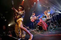 30分の持ち時間に対して4曲を披露したN'夙川BOYS。マーヤLOVE（写真中央）は「ほかのバンドはなぜ7曲とかできるのかわからない！（笑）」と笑わせた。（撮影：埼玉泰史）