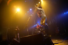 ジョニー大蔵大臣（水中、それは苦しい / 写真右）はその後のDJタイムでも大活躍。（撮影：埼玉泰史）