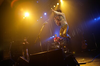 ジョニー大蔵大臣（水中、それは苦しい / 写真右）はその後のDJタイムでも大活躍。（撮影：埼玉泰史）