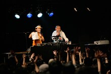 掟ポルシェ申し訳Jr.（ロマンポルシェ。 / 写真左）、大根仁（写真右）（撮影：埼玉泰史）