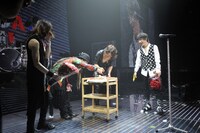 バースデーケーキをプレゼントされ、笑顔を浮かべるtetsuya（写真右）。