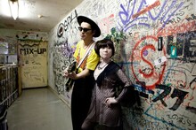 心斎橋CLUB QUATTROで記念撮影するEGO-WRAPPIN'の2人。