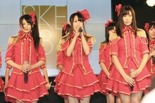 公演前の記者会見より。写真左から小木曽汐莉、高柳明音、向田茉夏。