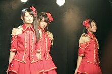 「ラムネの飲み方」を歌唱する小木曽汐莉、秦佐和子、矢方美紀（写真左から）。