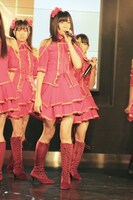 「ラムネの飲み方」を歌唱する後藤理沙子。